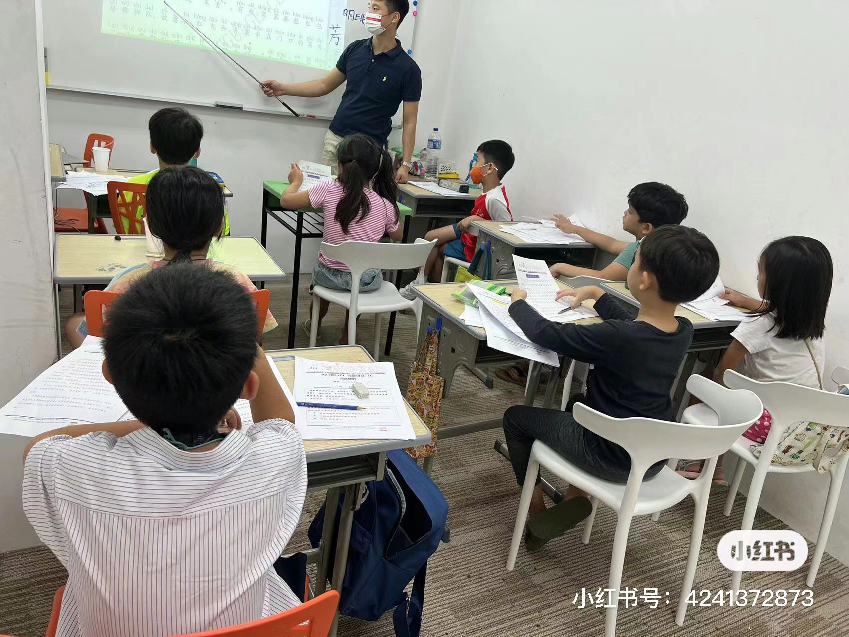 学生们在专心听他们喜欢的张老师的课